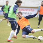 Prendes lucha por el balón con Vázquez durante un entrenamiento de la Cultural.