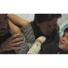 Eva y David con su hijo Nacho, aquejado de la enfermedad de Dent, en uno de sus ingresos hospitalarios. DL