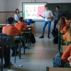 Los biotecnológos muestran su trabajo a los estudiantes para fomentar vocaciones científicas.