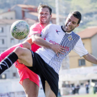 El centrocampista de la Cultural Antonio Martínez salió en el último tramo del encuentro para intentar encauzar el pobre juego del equipo leonés en Mieres. DAVID GATO