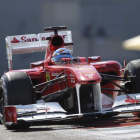 Fernando Alonso conduce su Ferrari durante la primera sesión de entrenamientos libres.
