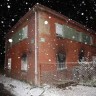 La fachada de la casa resultó afectada por el humo.