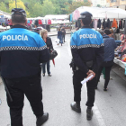 Agentes en una visita rutinaria al mercado de Ponferrada.