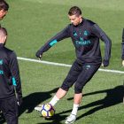 Cristiano Ronaldo, Modric y Varane, durante el entrenamiento realizado ayer. RODRIGO JIMENEZ