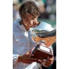 Nadal muerde el trofeo de ganador en Montecarlo.