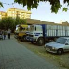 Dos vehículos pesados, en una imagen de archivo, aparcados en un solar de una calle de León