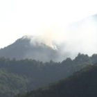 El fuego afecta a monte bajo y matorral del límite entre Prioro y Tejerina, en el parque regional.