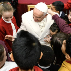 Los niños y niñas participantes en la fiesta se acercan a felicitar al papa Francisco. VATICAN MEDIA HANDOUT
