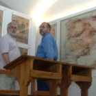 Dos visitantes contemplan material escolar en el Museo Sierra-Pambley