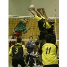 El juego en la red de los leoneses les bastó para imponerse al Ourense