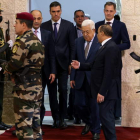 Pedro Sánchez, junto al presidente de Palestina Mahmoud Abbas, y el primer ministro belga, Alexander De Croo, en Ramala. ALAA BADARNEH