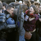 Miembros de la policía se enfrentan a activistas.