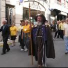 Un peregrino vestido con el atuendo típico camina junto a miembros de Monte Urba ayer en el desfile