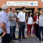 Antonio Vega, Gerardo Álvarez Courel, Tino Rodríguez, Paula Rodríguez, Ángela Marqués y Rita Prada, ayer ante el hospital.