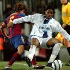 Carles Puyol pelea por el balón con el jugador marfileño del Chelsea Drogba