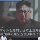 Una pantalla de televisión muestra a Kim Jong-un durante un noticiario sobre el lanzamiento del misil, este viernes 15 de septiembre, en Tokio.
