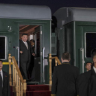 Kim Jong-un se baja de su tren blindado ayer, en Rusia. RUSSIAN MINISTRY