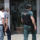 Ángel María Villar, escoltado por la UCO, durante su detención el pasado 18 de julio. ZIPI