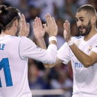 Gareth Bale celebra su gol con el francés Karim Benzema. LAVANDEIRA