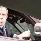 Jamie Carragher escupe desde su coche tras ser increpado por Vinnie Jones.