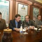 En la foto, los miembros de la mesa presidencial que ayer realizó la presentación en El Corte Inglés