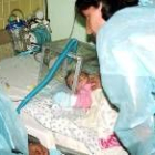 Ana Santero atiende en su hogar de acogida de Honduras a una niña enferma