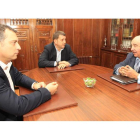 El presidente de la Cámara, ayer con López Riesco y el concejal de Desarrollo Industrial.
