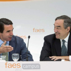 Aznar, con el presidente de la Ceoe, Juan Rosell, durante su intervención en Faes.