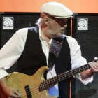 El bajista de Fleetwood Mac, John Mc Vie, en un concierto en Pittsburg en el 2009.