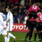 Los jugadores del Mallorca celebran el tercer gol ante el gesto de desesperación de Zidane y Celades