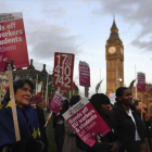 Varias personas manifiestan con pancartas delante del Parlamento en Londres, Reino Unido, el pasado lunes.