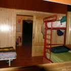 Interior de una de las cabañas del campamento.