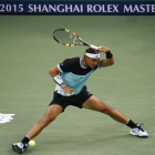 Rafael Nadal le devuelve una pelota al francés Jo-Wilfried Tsonga durante la semifinal en el Masters 1000 de Shanghái.