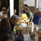 El claustro del Seminario de Astorga sirvió ayer de escaparate para la muestra que alberga 17 expositores.