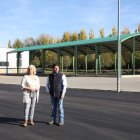 Los concejales Jiménez y Marinelli visitaron la nueva zona pavimentada de la Isla. DL