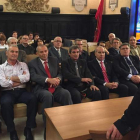 En las primera filas, los militares escuchan al alcalde durante la visita al Ayuntamiento.