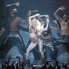 Lady Gaga en plena actuación en la gala de los premios MTV europeos.