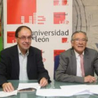 Los representantes de la universidad y la fundación, durante la firma.
