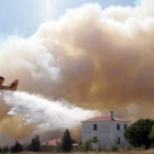 Una avioneta participa en las labores de extinción del incendio en Varvana, Grecia.