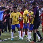 Los jugadores de Brasil protestan al árbitro por el gol de Ruidiaz.