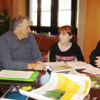 Representantes de Ambi con Laura Álvarez y el alcalde.