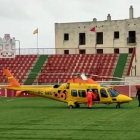 En la imagen, un helicóptero traslada al menor desde el campo de fútbol de La Palma del Condado al hospital Virgen del Rocío de Sevilla. FERMÍN CABANILLAS