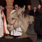 El cura bendice a un burro a la salida de la misa celebrada ayer en Las Grañeras.