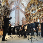 El conjunto español La Grande Chapelle, durante uno de sus recitales. Abajo, el maestro Jordi Savall. CHRISTA COWRIE/ DAVID IGNASZWESKI