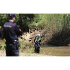 Agentes de la investigación rastrean el río en busca del arma