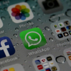 Las aplicaciones de Facebook y Whatsapp, en un 'smartphone'.