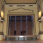 La imagen muestra el interior del teatro bañezano.