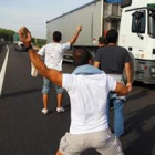 Trabajadores de las minas del Bierzo amenazan a un camionero para que no circule por la N-VI.