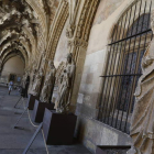 Imagen de las esculturas del pórtico occidental de la Catedral que reposan en el claustro desde hace seis años