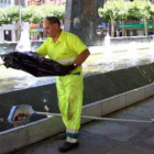 Un trabajador municipal limpiando la fuente de la plaza de las Cortes Leonesas, ayer.